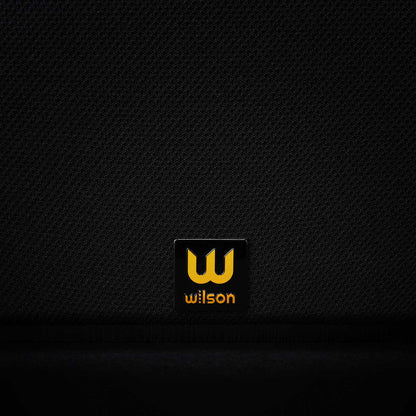 Sigla Wilson pe panoul frontal al boxei Wilson Classic Boxe de raft în culoarea Classic Black Oak.