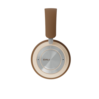 Căști Bluetooth Dali iO-8, vedere laterală, culoare Caramel White, cupe mari și bandă ajustabilă.