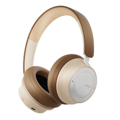Căști Bluetooth Dali iO-8, culoare Caramel White, vedere laterală. Cupe mari și bandă căptușită.