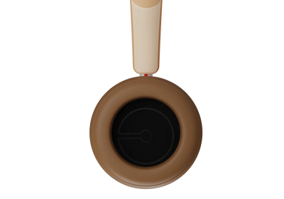 Dali iO-8 Căști Bluetooth, vedere de sus, culoare Caramel White, cu pernă auditivă maro și bandă ajustabilă.