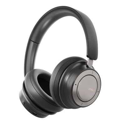 Căști Bluetooth Dali iO-8 Iron Black, vedere laterală. Pernițe moi, bandă ajustabilă, port USB-C vizibil.