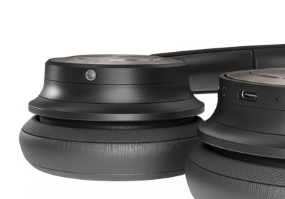 Căști Dali iO-8 Bluetooth, culoare Iron Black, vedere laterală. Se observă portul de încărcare USB-C.