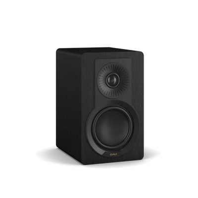 Boxă de raft Dali Kupid Black Ash, vedere frontală laterală, tweeter și woofer vizibile, finisaj negru.