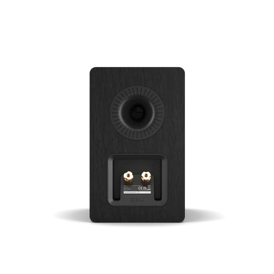 Spate boxă Dali Kupid Black Ash, conectori aurii pentru cabluri și port bass reflex vizibil.