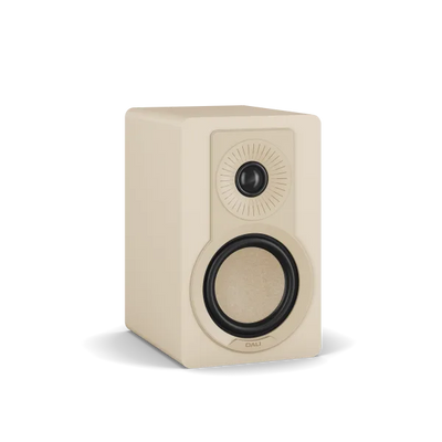 Boxă de raft Dali Kupid Caramel White, vedere frontal-stânga, cu tweeter și woofer vizibile integral.