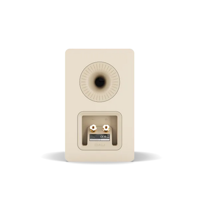 Spate boxă Dali Kupid Caramel White cu port bass reflex circular și conectori aurii pentru cabluri audio.