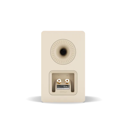 Spate boxă Dali Kupid Caramel White cu port bass reflex circular și conectori aurii pentru cabluri audio.