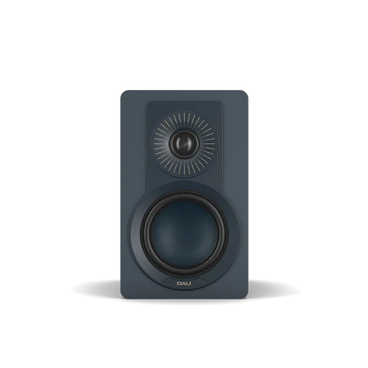 Boxă de raft Dali Kupid Chilly Blue, vedere frontală, difuzor bass și tweeter vizibile pentru home audio.