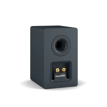 Spate boxă Dali Kupid culoare Chilly Blue, port bass reflex circular și conectori aurii pentru cabluri.