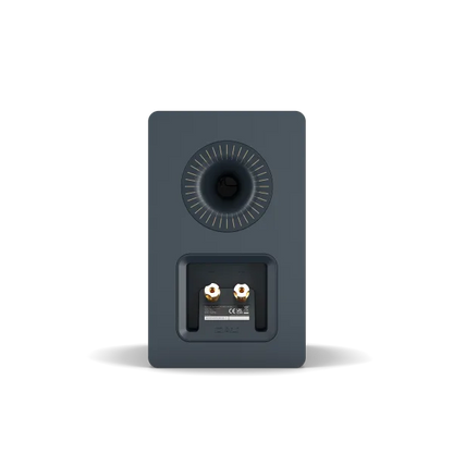 Spate boxă Dali Kupid culoare Chilly Blue, cu port bass reflex și conectori bi-wire placați cu aur.