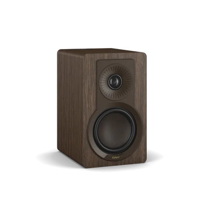 Boxă de raft Dali Kupid culoare Dark Walnut, vedere frontală stânga, tweeter și woofer vizibile.
