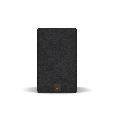 Boxă de raft Dali Kupid culoare Dark Walnut, vedere frontală cu grilaj textil montat și logo DALI vizibil.