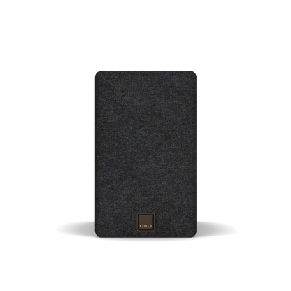 Boxă de raft Dali Kupid culoare Dark Walnut, vedere frontală cu grilaj textil montat și logo DALI vizibil.