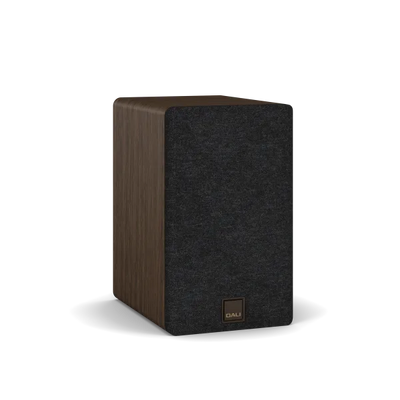 Boxă de raft Dali Kupid culoare Dark Walnut, vedere frontală laterală cu grilaj textil montat.
