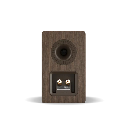 Boxa Dali Kupid culoare Dark Walnut, vedere din spate, cu port bass reflex și conectori bi-wire placați.