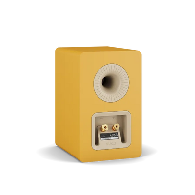 Boxă Dali Kupid galben auriu, vedere din spate cu port bass reflex și conectori audio placați cu aur.