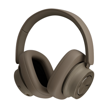 Căști Bluetooth Dali iO-12 culoare Mocha Grey, vedere laterală stânga cu port USB-C și microfon vizibile.