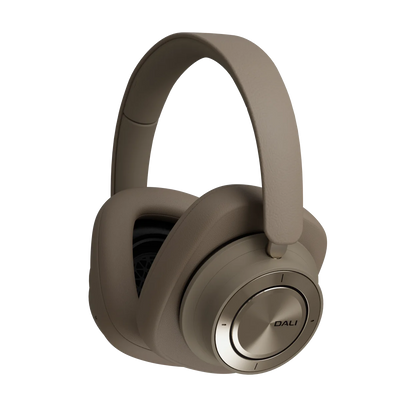 Căști Bluetooth Dali iO-12 Mocha Grey, vedere laterală stânga, cu cupă și buton lateral vizibile.