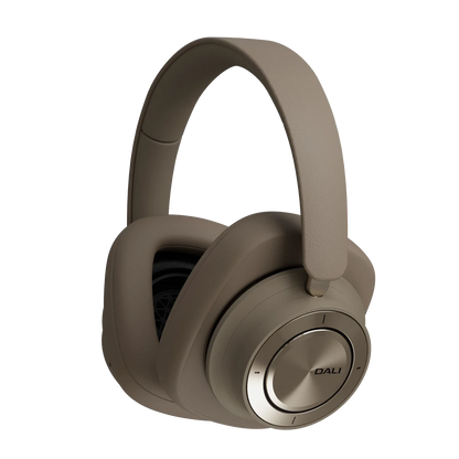 Căști Bluetooth Dali iO-12 Mocha Grey, vedere laterală stânga, cu cupă și buton lateral vizibile.