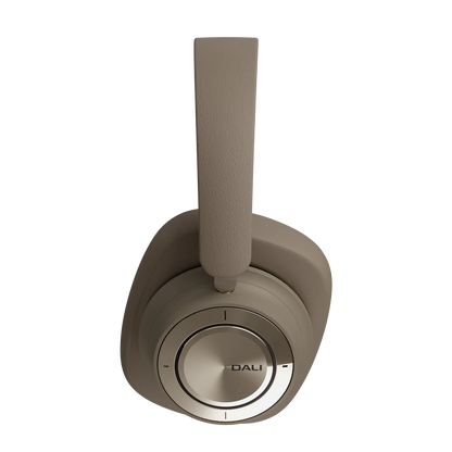Căști Bluetooth Dali iO-12 Mocha Grey, vedere laterală stângă, cupe rotunde și buton central vizibil.