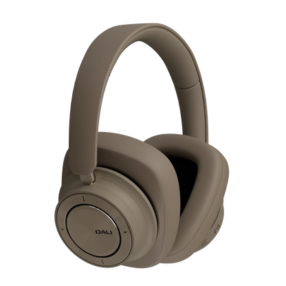 Căști Bluetooth Dali iO-12 culoare Mocha Grey, vedere laterală stânga, cupe și butoane vizibile.