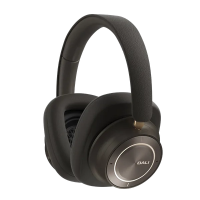 Căști Bluetooth Dali iO-12, culoare dark chocolate, vedere laterală, cupe mari și bandă căptușită.