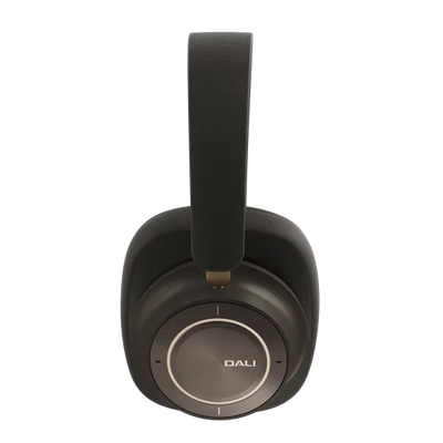 Căști Dali iO-12 Bluetooth, vedere laterală, culoare dark chocolate, cupe mari și bandă lată.