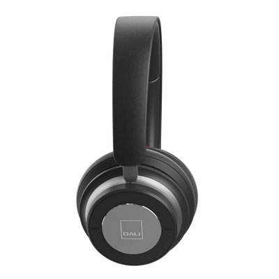 Căști Bluetooth Dali iO-6, vedere laterală, culoare negru fier, cupe mari și bandă ajustabilă.