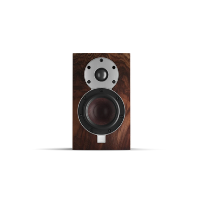 Boxa Dali MENUET SE, vedere frontală, finisaj nuc sălbatic, cu tweeter și woofer vizibile. Ideală pentru audiofili.