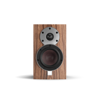 Boxa Dali MENUET, față, culoare nuc, vizibil tweeter și woofer. Ideală pentru sistem audio de calitate.
