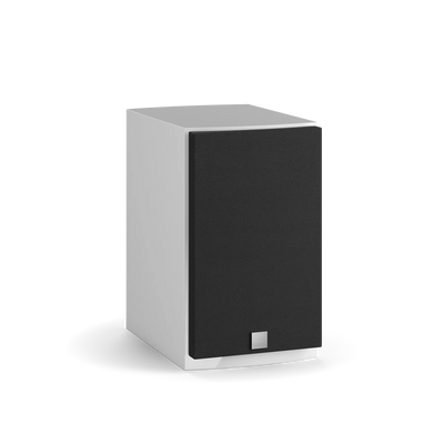 Boxa Dali MENUET albă cu grilaj negru, vedere laterală. Detalii clare ale finisajului și designului compact.