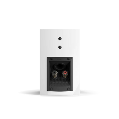 Spatele boxei Dali MENUET alb, cu conectori negri și port bass reflex. Ideal pentru sistem audio.