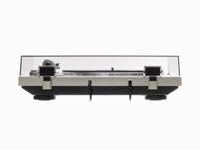 Denon DP-300F Pick-Up negru, vedere din spate. Se observă conectorii și capacul transparent de protecție.