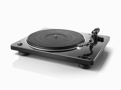 Pick-up Denon DP-400, vedere laterală față, negru. Brațul și platanul sunt vizibile. Ideal audio.