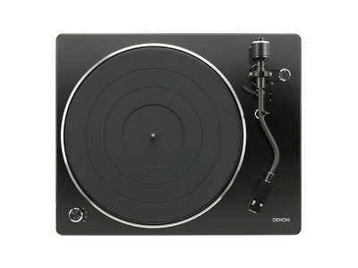 Denon DP-400 Pick-Up negru, vedere de sus, arată platanul rotund și brațul pentru citirea vinilurilor.
