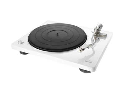 Denon DP-400 Pick-Up alb, vedere laterală. Brațul și platanul negru sunt vizibile. Ideal pentru audiofili.