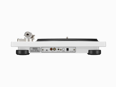 Denon DP-400 Pick-Up alb, vedere laterală. Afișează conexiunile RCA și butoanele de control pe panoul din spate.