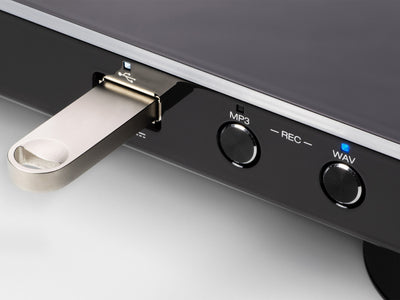Detaliu USB negru Denon DP-450USB, port USB și butoane MP3/WAV vizibile, orientare close-up.