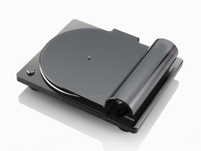 Denon DP-450USB Pick-Up negru, vedere din unghi superior. Vizibil capacul de protecție și butoanele USB.
