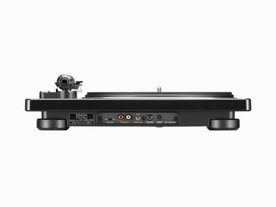Denon DP-450USB Pick-Up negru, vedere laterală, evidențiază porturi de conectare și eticheta modelului.