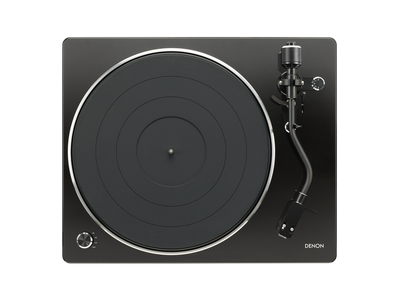 Denon DP-450USB Pick-Up negru, vedere de sus. Prezintă platoul și brațul tonomatului, selector viteză.