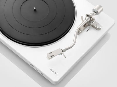 Denon DP-450USB Pick-Up în alb, vedere de sus, evidențiind brațul și platoul negru. Conectorii USB și audio vizibili.