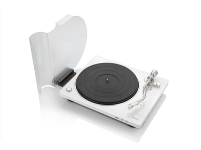 Pick-up Denon DP-450USB, vedere de sus, alb. Prezintă capota de protecție deschisă și brațul de ton.