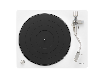 Denon DP-450USB Pick-Up alb, vedere de sus. Prezintă platanul negru și brațul de ton argintiu.