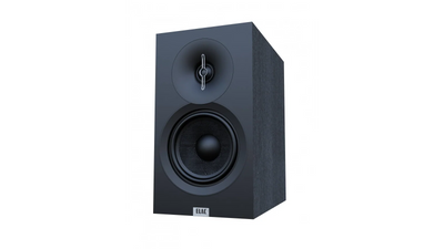 Boxă Elac Debut 3.0 DB53 neagră, vedere frontală laterală, tweeter și woofer vizibile pe panoul față.