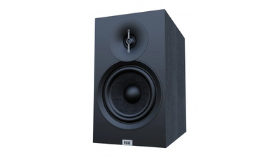 Boxă Elac Debut 3.0 DB63 neagră, vedere frontală ușor laterală cu tweeter și woofer vizibile complet.