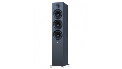Boxă de podea Elac Debut 3.0 DF63 neagră, vedere frontală ușor laterală, 3 difuzoare midbass și tweeter.