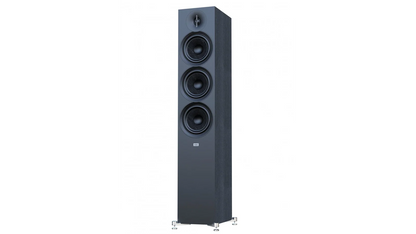 Boxă de podea Elac Debut 3.0 DF63 neagră, vedere frontală ușor laterală, 3 difuzoare midbass și tweeter.