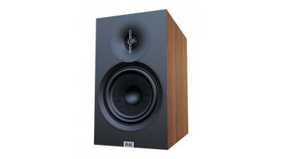 Boxă Elac Debut 3.0 DB63, vedere frontală laterală, finisaj lemn, woofer textil și tweeter vizibile.