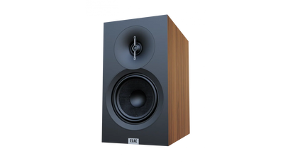 Boxă Elac Debut 3.0 DB53 vedere frontală-dreapta, finisaj lemn, tweeter și woofer vizibile integral.